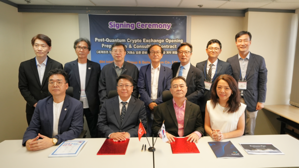 아래쪽 왼쪽부터 이준호 소장, 염웅섭 대표, 로웰 로 회장, 조엔 부사장, 윗줄 왼쪽부터 최정한, 최재철, 노아K, 서보경, 문인찬, 황태원, 이재철 임직원 일동.