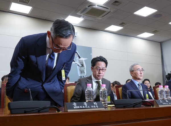 윤종하 MBK 파트너스 부회장이 24일 오전 서울 여의도 국회 과학기술정보방송통신위원회 전체회의에서 고개 숙여 인사하고 있다. 왼쪽부터 윤 부회장, 조좌진 롯데카드 대표이사, 김영섭 KT 대표이사. 2025.09.24.