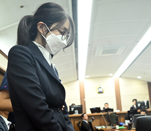 도이치모터스 주가조작, 통일교 청탁·뇌물 수수 의혹 혐의 등으로 구속기소 된 김건희 여사가 24일 오후 서울 서초구 서울중앙지방법원에서 열린 첫 재판에 출석하고 있다. 2025.09.24.