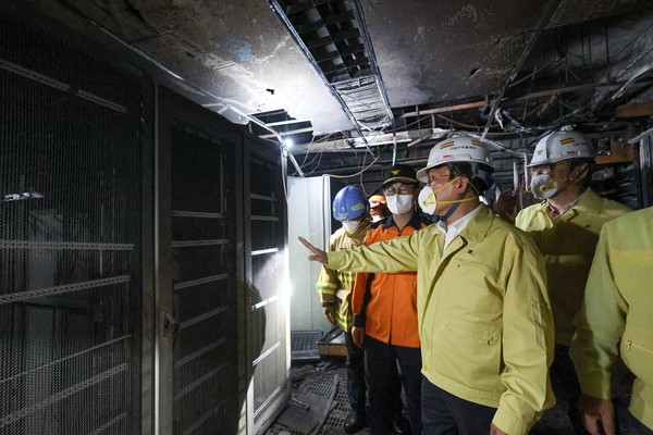 김민석 국무총리가 27일 화재가 발생한 대전 유성구 국가정보자원관리원을 찾아 현장상황을 점검하고 있다. (사진=총리실sns) 2025.09.27.