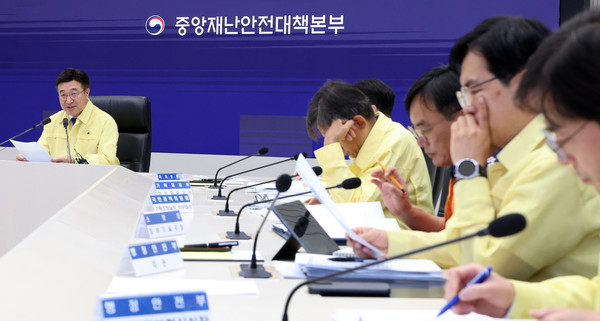 윤호중 중앙재난안전대책본부장(행정안전부 장관)이 29일 정부세종청사 중앙재난안전상황실에서 열린 국가정보자원관리원 화재 관련 중대본 회의에서 발언하고 있다. 2025.09.29.