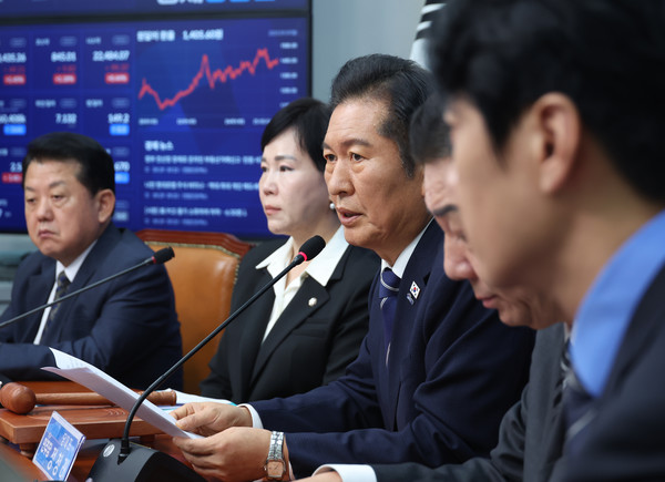 정청래 더불어민주당 대표가 29일 서울 여의도 국회에서 열린 최고위원회의에서 발언하고 있다. 2025.09.29.