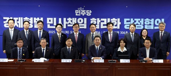 김병기 더불어민주당 원내대표와 구윤철 경제부총리 겸 기획재정부 장관을 비롯한 참석자들이 30일 오전 서울 여의도 국회에서 열린 경제형벌 민사책임 합리화TF 당정협의에서 기념촬영을 하고 있다. 앞줄 왼쪽부터 김성환 환경부 장관, 정성호 법무부 장관, 구윤철 경제부총리, 김병기 원내대표, 한정애 정책위의장, 권칠승 TF 단장. 2025.09.30.