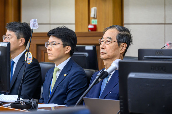 내란 우두머리 방조 혐의를 받는 한덕수 전 국무총리가 30일 오전 서울 서초동 중앙지법에서 열린 첫 재판에 출석하고 있다. 2025.09.30 / 사진=[공동취재단]