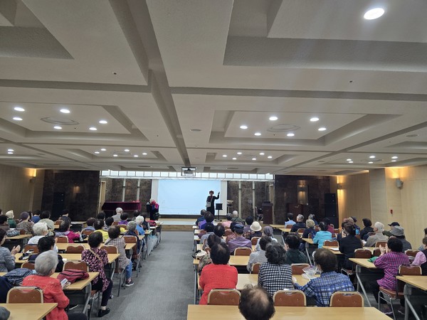 최승희 마술사가 지난 24일 경기도 파주시 운정행복센터에서 마술 강좌를 하고 있다.250924