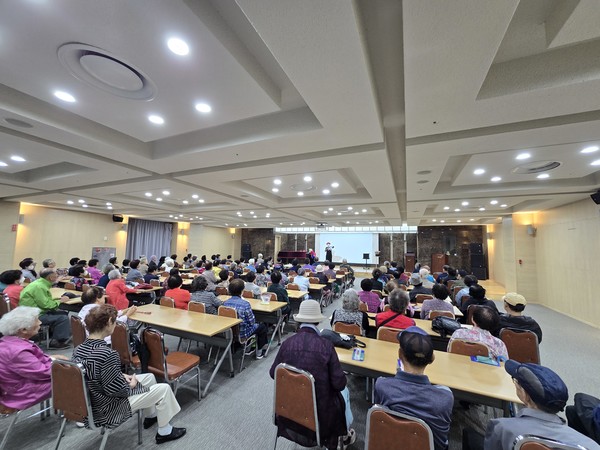 최승희 마술사가 지난 24일 경기도 파주시 운정행복센터에서 마술 강좌를 하고 있다.250924