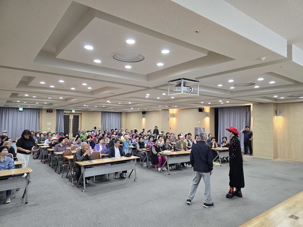 최승희 마술사가 지난 24일 경기도 파주시 운정행복센터에서 마술 강좌를 하고 있다.250924