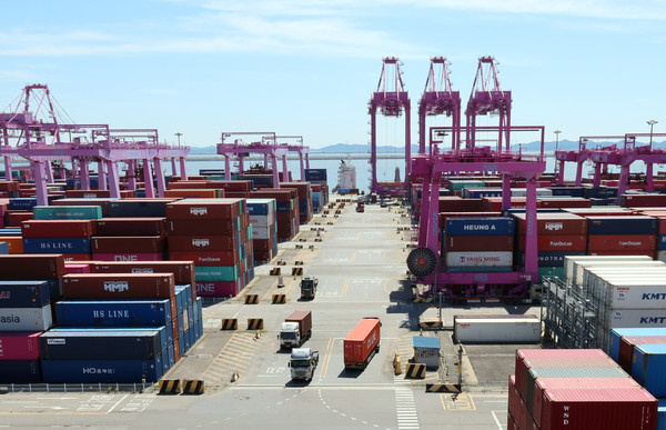 11일 관세청에 따르면 이달 1일부터 10일까지 수출 192억 달러, 수입 204억 달러로 전년 동기 대비 수출 3.8%(7억 달러)가 증가했고 수입은 11.1%(20억 40000만 달러)가 늘었다. 이로써 이달 무역수지는 12억2600만 달러 적자를, 연간 수지는 396억8100만 달러 흑자를 기록 중이다. 이 날 인천 연수구 인천신항 컨테이너 터미널에 컨테이너가 쌓여 있다. 2025.09.11.