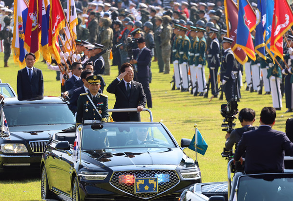 이재명 대통령이 1일 충남 계룡대에서 열린 건군 77주년 국군의 날 기념식에서 열병하고 있다. 2025.10.01.