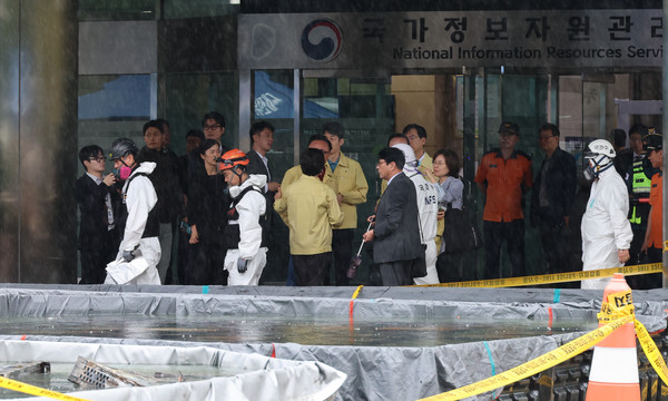 28일 국과수 요원들이 화재가 완진된 대전 유성구 국가정보자원관리원 화재현장으로 향하고 있다. 2025.09.28.