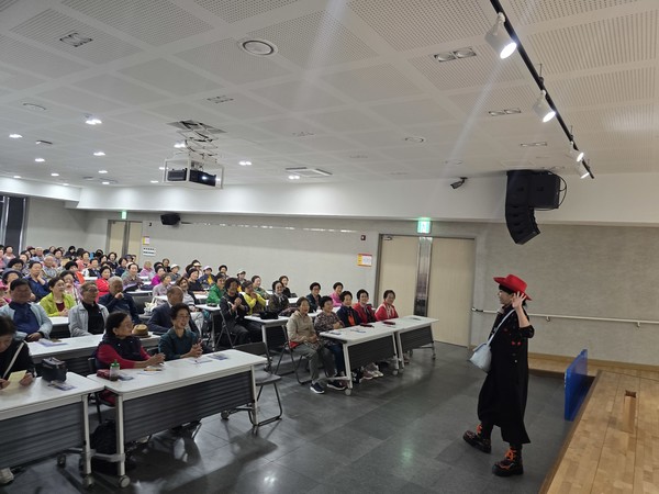 최승희 마술사가 지난 26일 경기도 파주시 청소년수련관에서 마술 강좌를 하고 있다.250926