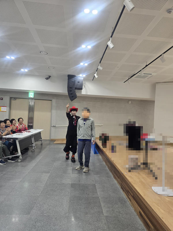 최승희 마술사가 지난 26일 경기도 파주시 청소년수련관에서 마술 강좌를 하고 있다.250926