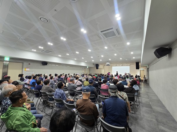 최승희 마술사가 지난 26일 경기도 파주시 청소년수련관에서 마술 강좌를 하고 있다.250926