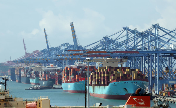 14일 부산 강서구 부산항신항 부두에서 수출입 컨테이너 선적 및 하역작업이 진행되고 있다. 2025.09.14.