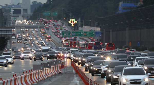 추석 연휴를 하루 앞둔 29일 오후 경기도 성남시 궁내동 서울요금소 부산(왼쪽) 방향 도로가 귀성객들의 차량들로 정체되고 있다. 2020.09.29.