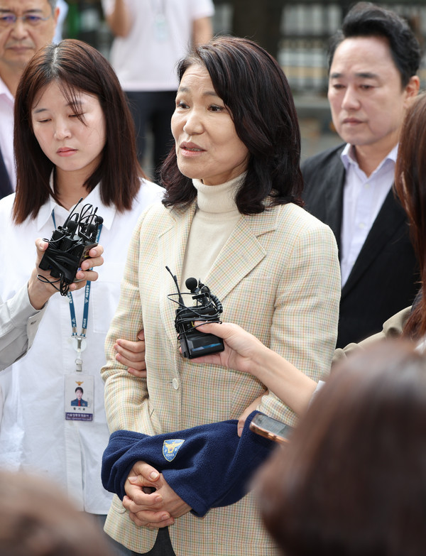 공직선거법·국가공무원법 위반 등 혐의로 체포된 이진숙 전 방송통신위원장이 4일 오후 서울 양천구 서울남부지방법원에서 열린 체포적부심에 출석하며 입장을 밝히고 있다. 2025.10.04.