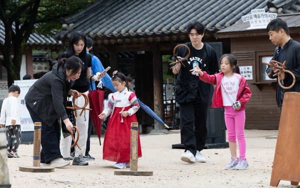 추석연휴인 5일 오후 서울 남산한옥마을을 찾은 어린이들이 전통놀이 체험을 하고 있다. 2025.10.05