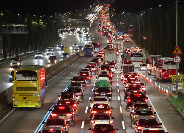추석 귀성 행렬이 시작된 2일 오후 경부고속도로 잠원IC 하행선에 고향으로 향하는 차량들이 꼬리에 꼬리를 물며 서행하고 있다. 2025.10.02.