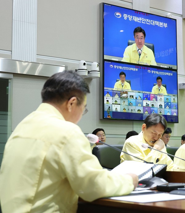 윤호중 중앙재난안전대책본부장(행정안전부 장관)이 3일 오전 서울 종로구 정부서울청사 중앙재난안전상황실 서울상황센터에서 제9차 국가정보자원관리원 행정정보시스템 화재 관련 중앙재난안전대책본부 회의를 주재하고 있다. (사진=행정안전부 제공) 2025.10.03.