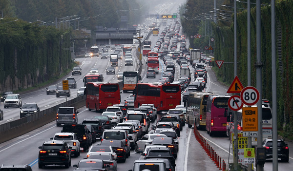 추석을 하루 앞둔 5일 경부고속도로 잠원IC 하행선에 귀성길 차량 행렬이 꼬리에 꼬리를 물며 서행하고 있다. 2025.10.05.