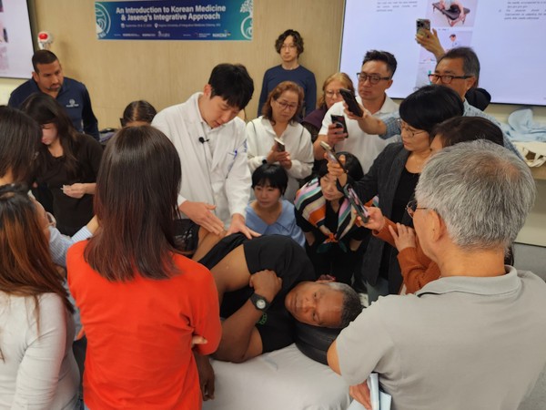 [사진설명] 윤영석 원장이 버지니아 통합의학대학교에서 침 치료를 시연하고 있다