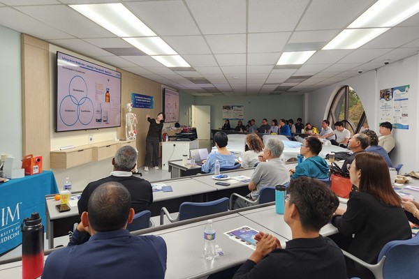 [사진설명] 자생한방병원 의료진이 버지니아 통합의학대학교에서 강의를 진행하고 있다