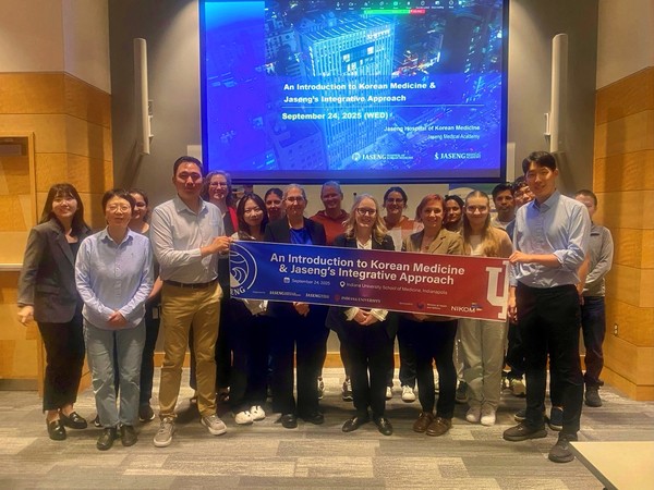 [사진설명] 자생메디컬아카데미와 미국 인디애나 의과대학교 관계자들이 기념 촬영을 하고 있다