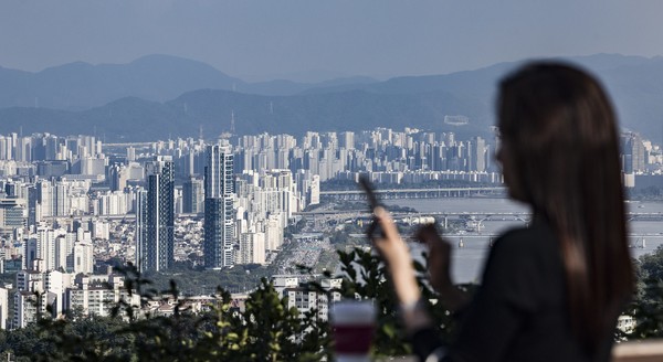 25일 서울 중구 남산에서 성동구와 광진구 등 한강벨트 인근 아파트 대단지 모습이 보이고 있다. 한국부동산원의 주간 아파트가격 동향 조사 결과에 따르면 지난 22일 기준 전국 아파트 매매가격(0.02%→0.03%)과 수도권(0.04%→0.07%)의 상승폭이 확대됐다. 특히 성동구와 마포구, 광진구 등 '한강벨트' 중심으로 집값이 오르는 모양새다. 경기도에서도 재건축 등 개발 호재가 가시화된 분당, 광명, 과천 위주로 상승했다. 2025.09.25.