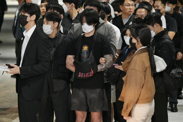 캄보디아 당국의 범죄단지 단속으로 적발돼 구금됐던 한국인들이 18일 오전 인천국제공항 2터미널을 통해 송환, 경찰서로 압송되고 있다. (공동취재) 2025.10.18.