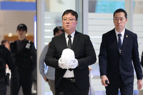 캄보디아 범죄단지에서 고문을 당해 숨진 한국인 대학생 A(22)씨의 유해가 21일 오전 인천국제공항 2터미널을 통해 송환되고 있다. 2025.10.21.