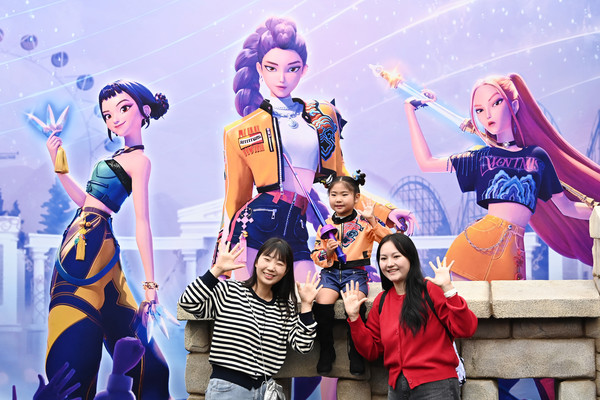 30일 경기 용인시 에버랜드에서 관람객들이 ‘케이팝 데몬 헌터스’(케데헌) 테마존을 체험하고 있다. 케데헌 테마존에서는 대형 LED 스크린을 통해 작품 속 주요 영상과 인기 OST, 헌트릭스, 사자보이즈 등 캐릭터별 스토리를 미션형 게임과 인터랙티브 포토존을 통해 몰입감 있게 경험할 수 있다. 2025.09.30.