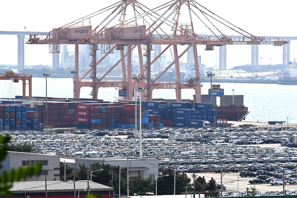 도널드 트럼프 미국 대통령의 '관세 전쟁'에 따른 한미 무역협상의 최종 타결이 가시권에 들어온 양상이다. 대미 투자 구성·방식과 한미 통화 스와프 등 외환시장 안전장치에 대한 양측의 이견이 일정 부분 좁혀진 듯한 신호가 잇따르면서 가까운 시일 내 타결될 수 있으리라는 기대감이 커지고 있다. 사진은 16일 경기 평택항에 수출용 자동차와 컨테이너가 쌓여 있는 모습. 2025.10.16