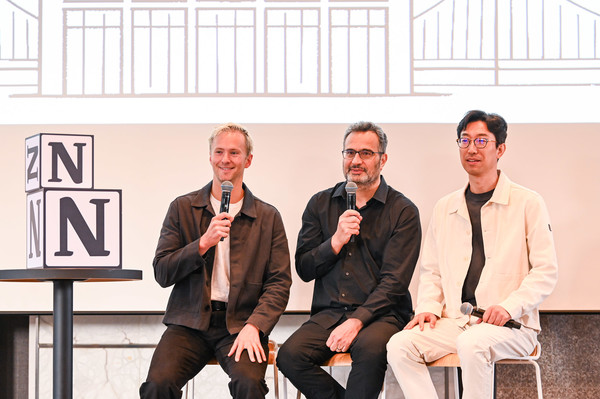 [사진1] Notion이 23일 ‘Make with Notion’ 기자간담회를 개최했다. Notion 관계자(왼쪽부터 존 헐리, 퍼지 코스로우샤히, 박대성 지사장)들이 기자들의 질문에 답하고 있다.