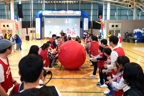 - 위 사진: 시각장애 아이들과 가족이 ‘가족 운동회’ 테마의 다양한 점자/보행 프로그램을 즐겼다
