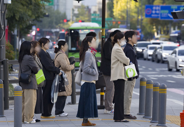 초겨울 날씨를 보인 27일 오전 서울 종로구 세종대로에서 시민들이 출근길에 나서고 있다. 2025.10.26.