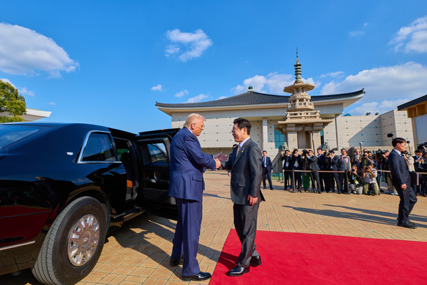 이재명 대통령이 29일 경북 경주박물관에 도착한 도널드 트럼프 미국 대통령을 만나 악수를 하고 있다. (사진=대통령실 제공) 2025.10.29