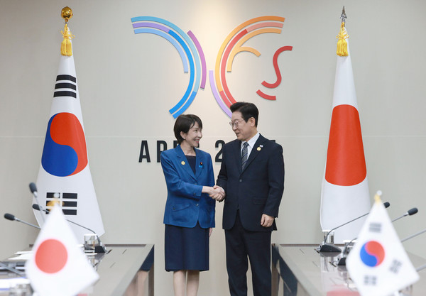 이재명 대통령과 다카이치 사나에 일본 총리가 30일 경북 경주 APEC 정상회의장에서 한일 정상회담에 앞서 악수하고 있다. 2025.10.30