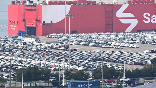 30일 경기 평택시 포승읍 평택항 자동차 전용부두에 선적을 기다리는 수출용 차량이 세워져 있다. 한미 정상회담을 계기로 양국간 관세협상이 타결됨에 따라 미국은 우리나라에 대한 상호관세를 15%로 유지하고 자동차 및 부품 관세도 현행 25%에서 15%로 인하하기로 했다. 2025.10.30.