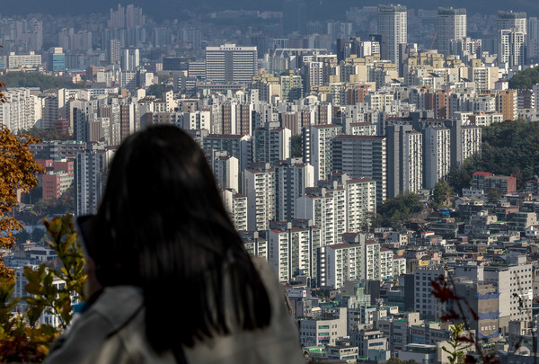 2일 서울 중구 남산에 서울시내 아파트가 보이고 있다. 10·15 주택시장 안정화 대책 시행 이후 열흘 동안 서울 외곽지역의 아파트 매매 거래가 뚝 끊기며 규제 직격탄을 맞은 것으로 나타났다. 토지거래허가구역 효력이 발효된 지난 20일부터 29일까지 열흘 동안 서울 아파트 매매 거래는 총 174건이 신고됐다. 규제 전 열흘(10~19일)간 거래량은 4031건으로, 아파트 매매 거래가 무려 95.7% 급감한 셈이다. 2025.11.02.