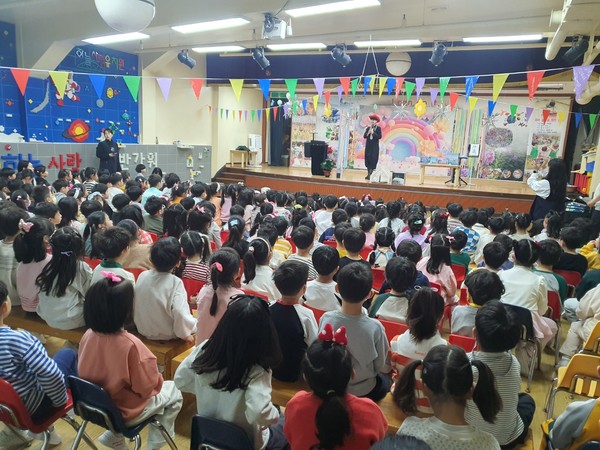 최승희 마술사가 지난 29일 김해시 하늘사랑유치원 '생태·환경사랑' 교육 공연에서 창작마술쇼를 펼치고 있다. 2025.10.29