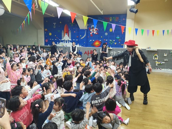 최승희 마술사가 지난 29일 김해시 하늘사랑유치원 '생태·환경사랑' 교육 공연에서 창작마술쇼를 펼치고 있다. 2025.10.29