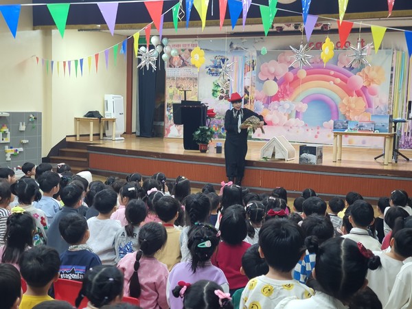 최승희 마술사가 지난 29일 김해시 하늘사랑유치원 '생태·환경사랑' 교육 공연에서 창작마술쇼를 펼치고 있다. 2025.10.29