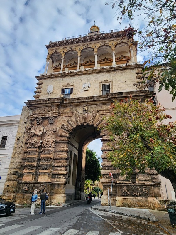 팔레르모의 포르타 누오바 문.