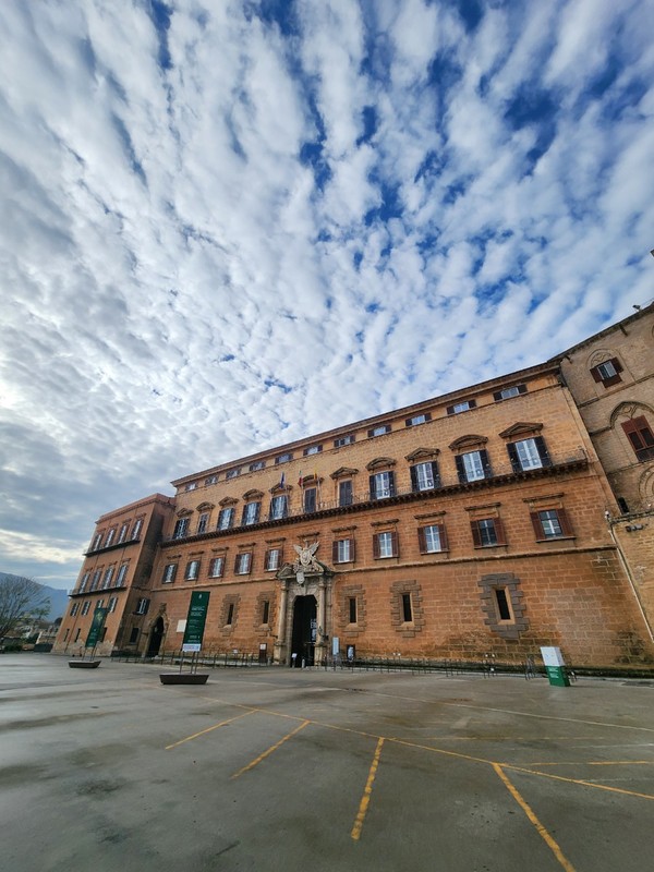 노르만 궁전 외관.