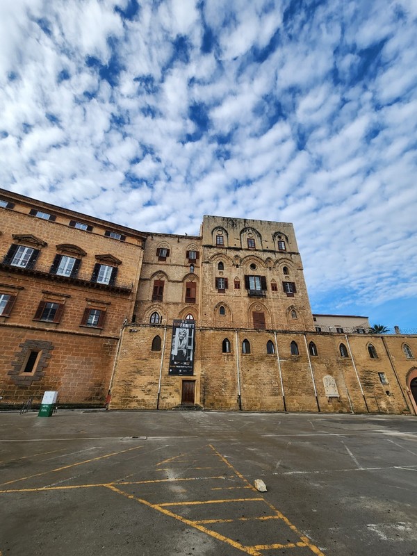 노르만 궁전 외관.