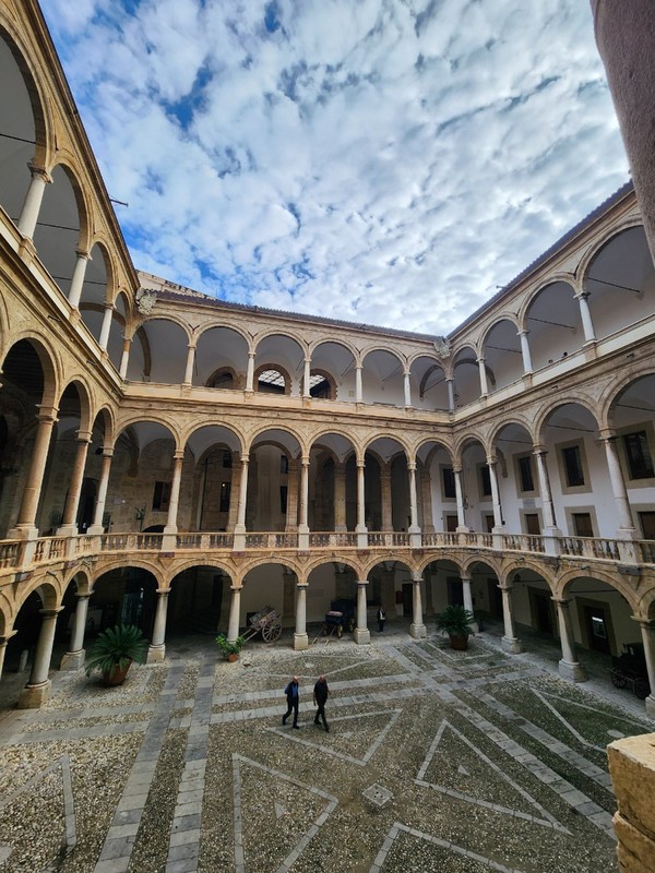 노르만 궁전의 중정.