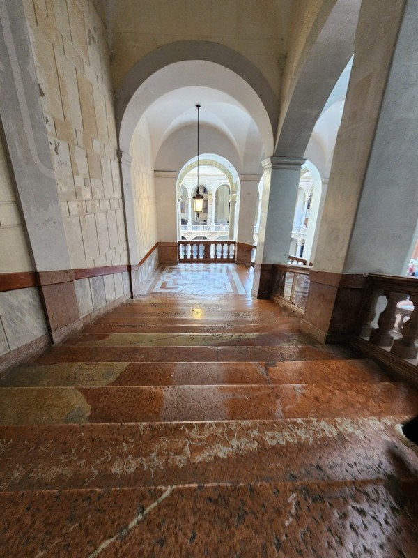 노르만 궁전의 2층 계단(말을 타고 올라다녔던 계단).