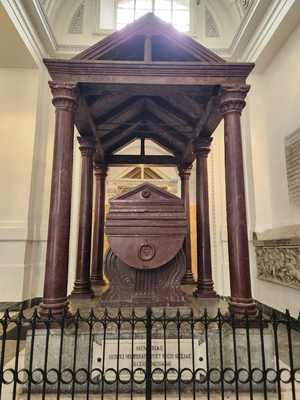 하인리히 6세와 프리드리히 2세의 석관.