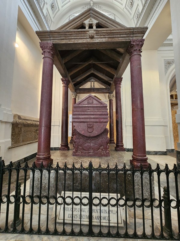 하인리히 6세와 프리드리히 2세의 석관.