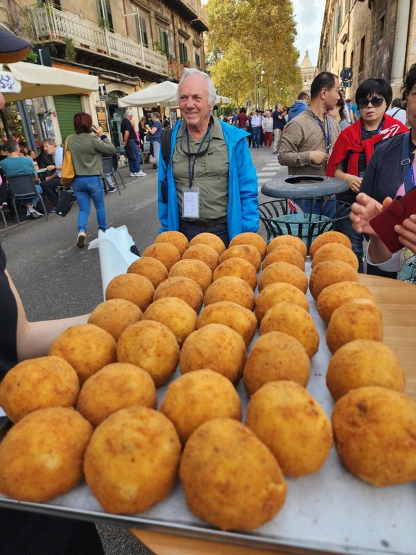 시칠리아 전통 간식 아란치니.